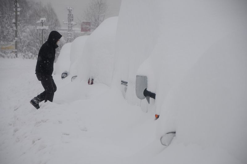 Bartın'da kar insan boyunu geçti - 639