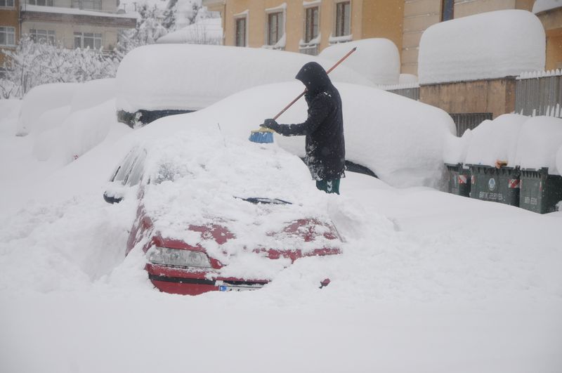 Bartın'da kar insan boyunu geçti - 937