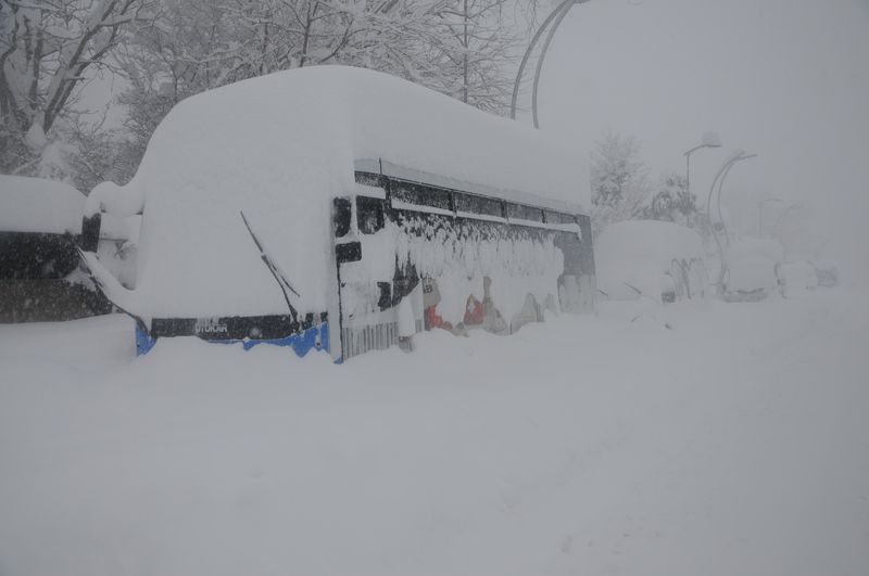 Bartın'da kar insan boyunu geçti - 847