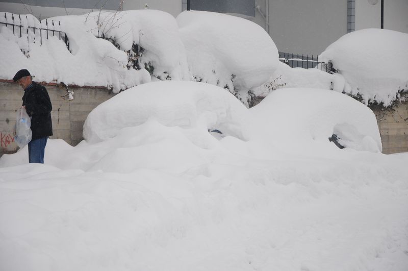 Bartın'da kar insan boyunu geçti - 902