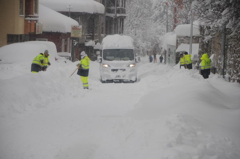 Bartın'da kar insan boyunu geçti - 550