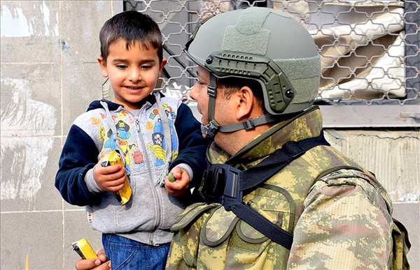 Silopi'de vatandaşlara gıda malzemesi dağıtıldı - 500