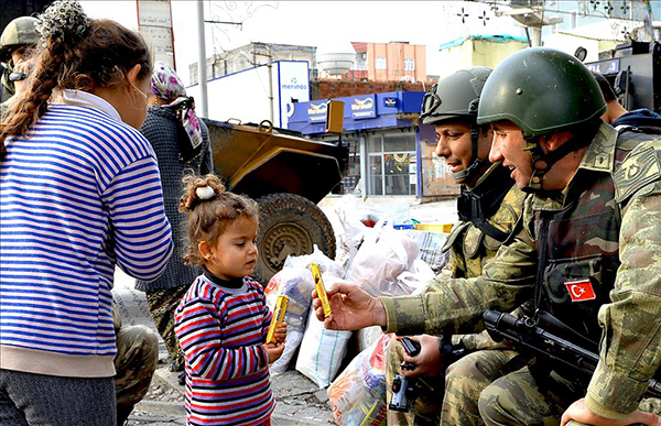 Silopi'de vatandaşlara gıda malzemesi dağıtıldı - 639