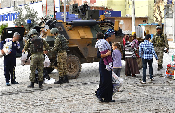 Silopi'de vatandaşlara gıda malzemesi dağıtıldı - 639