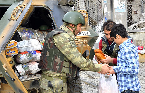 Silopi'de vatandaşlara gıda malzemesi dağıtıldı - 941