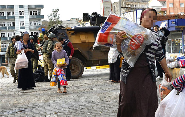 Silopi'de vatandaşlara gıda malzemesi dağıtıldı - 648