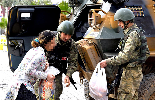 Silopi'de vatandaşlara gıda malzemesi dağıtıldı - 515