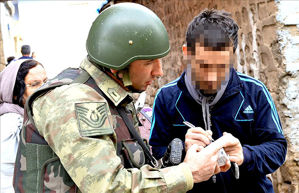 Silopi'de vatandaşlara gıda malzemesi dağıtıldı - 592