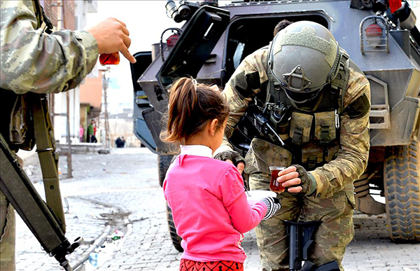 Silopi'de vatandaşlara gıda malzemesi dağıtıldı - 664