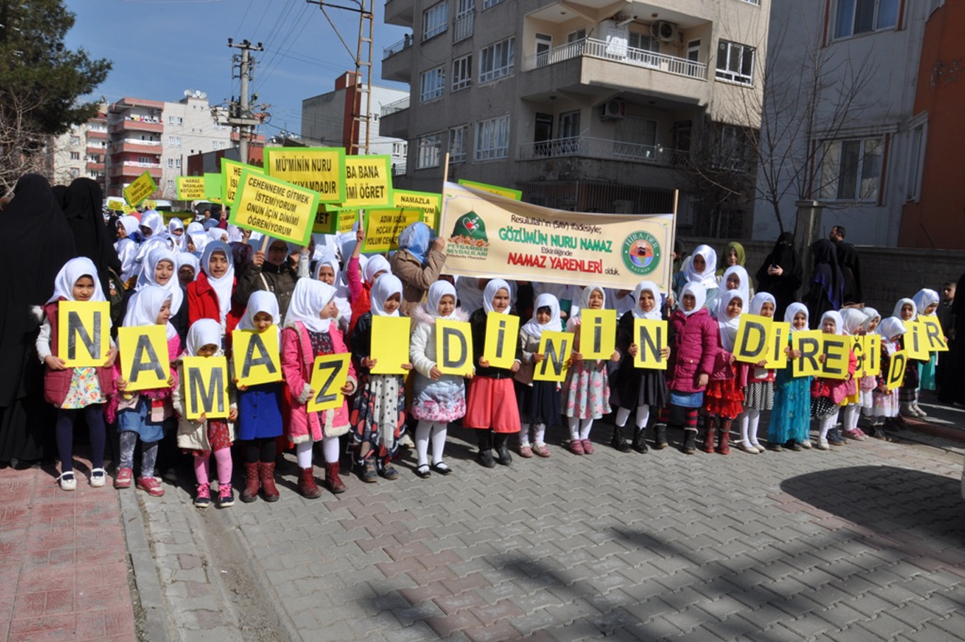 Yüzlerce çocuk namaz kılmayı öğrendi - 677