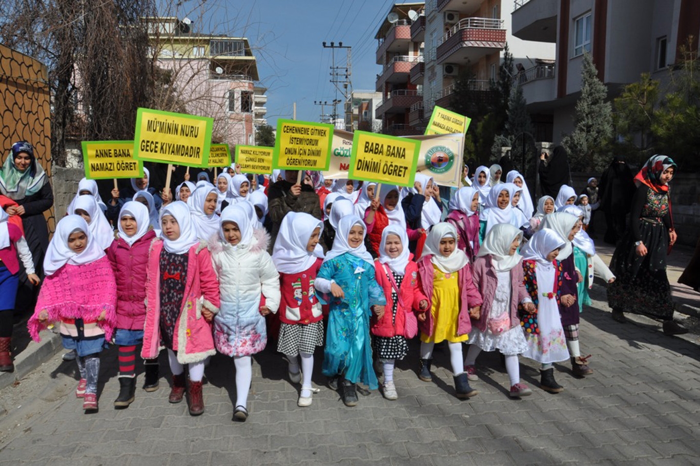 Yüzlerce çocuk namaz kılmayı öğrendi - 876