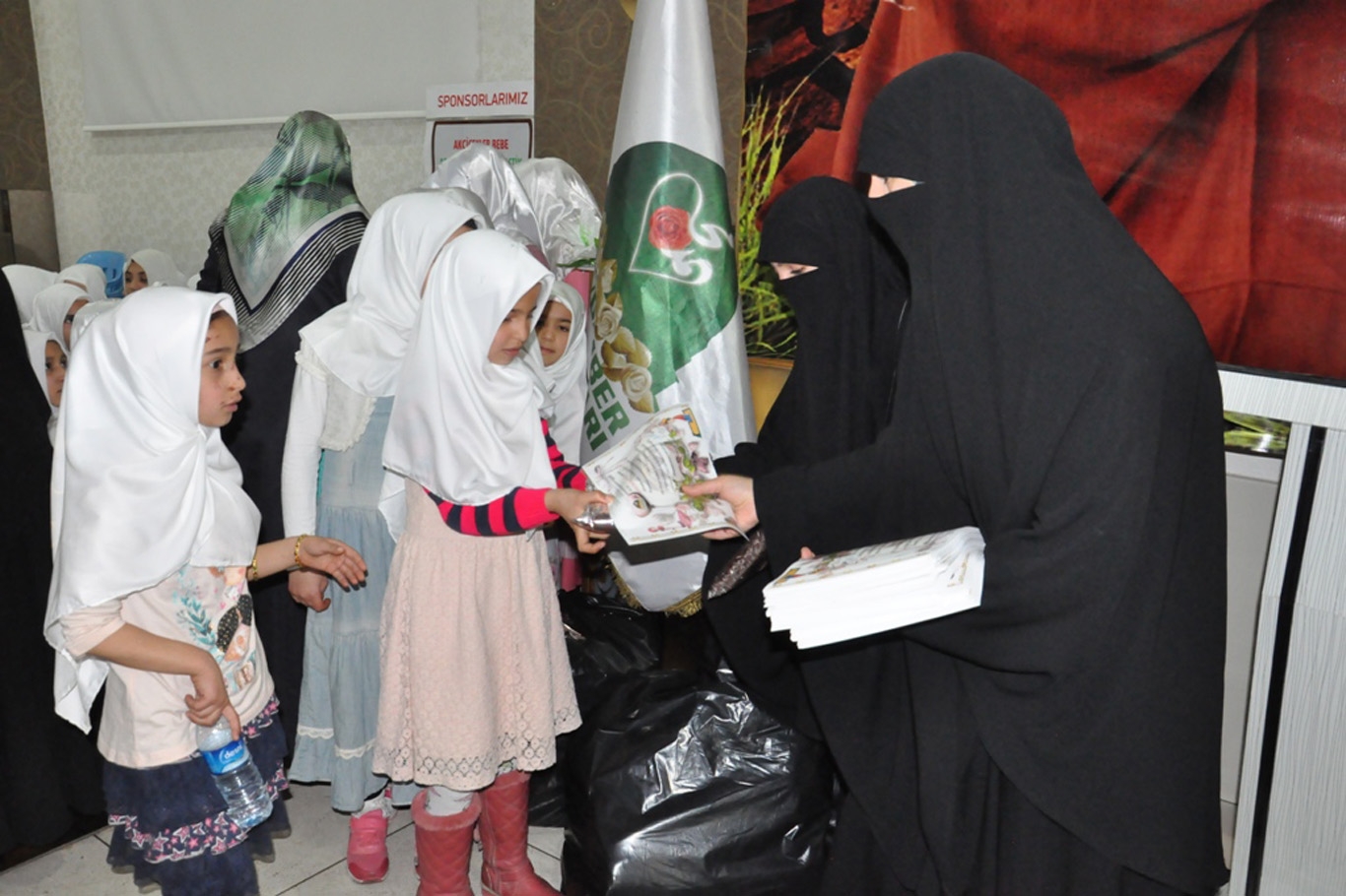 Yüzlerce çocuk namaz kılmayı öğrendi - 571