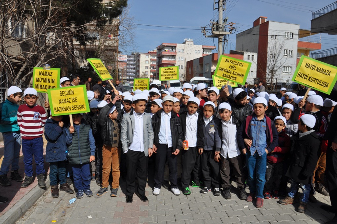 Yüzlerce çocuk namaz kılmayı öğrendi - 580