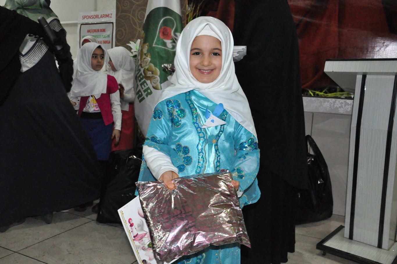 Yüzlerce çocuk namaz kılmayı öğrendi - 712