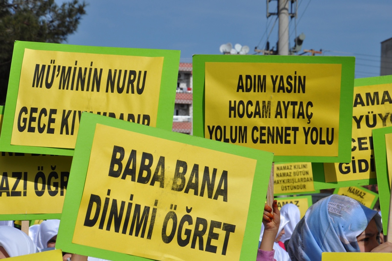 Yüzlerce çocuk namaz kılmayı öğrendi - 700