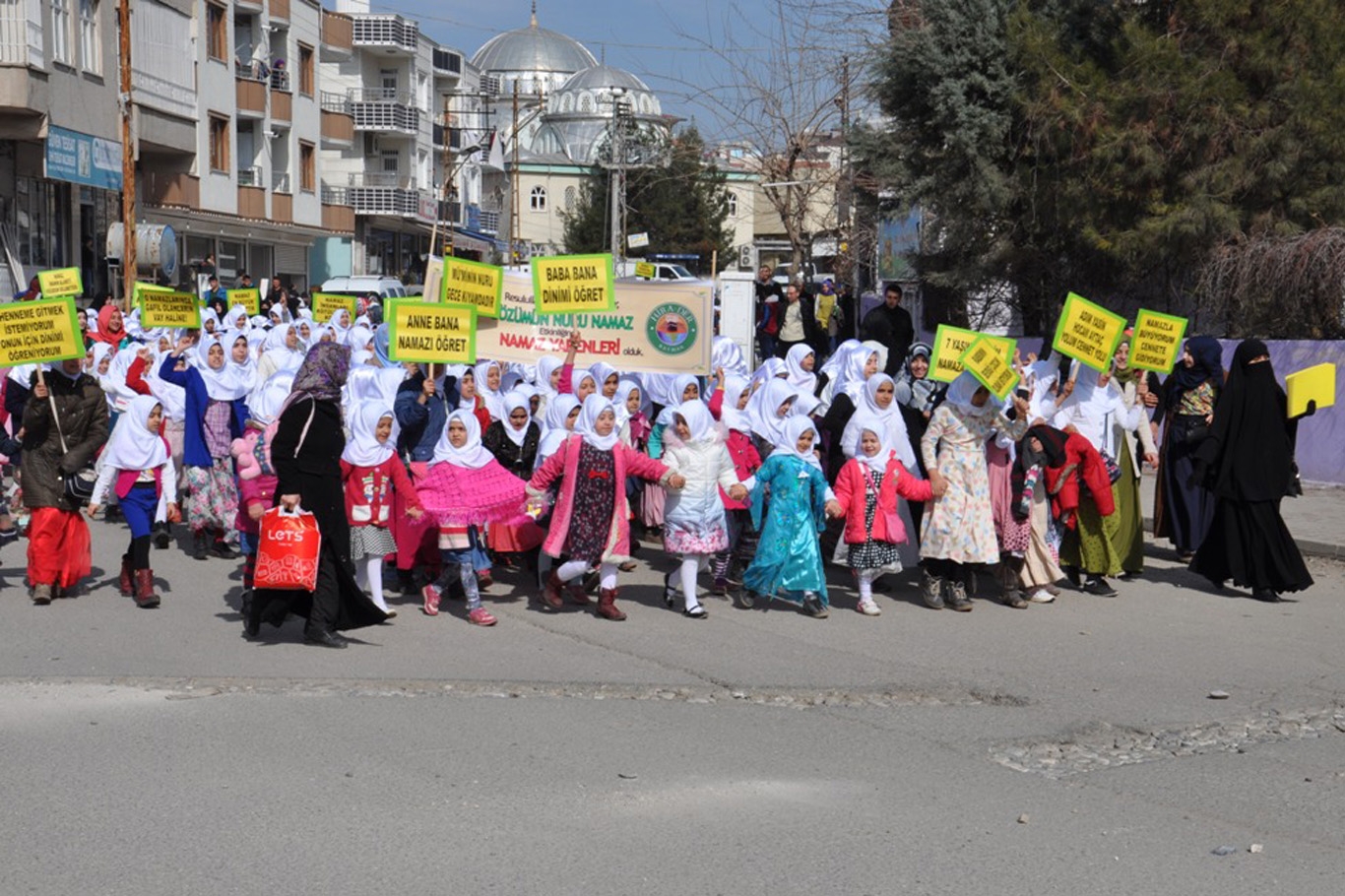 Yüzlerce çocuk namaz kılmayı öğrendi - 698