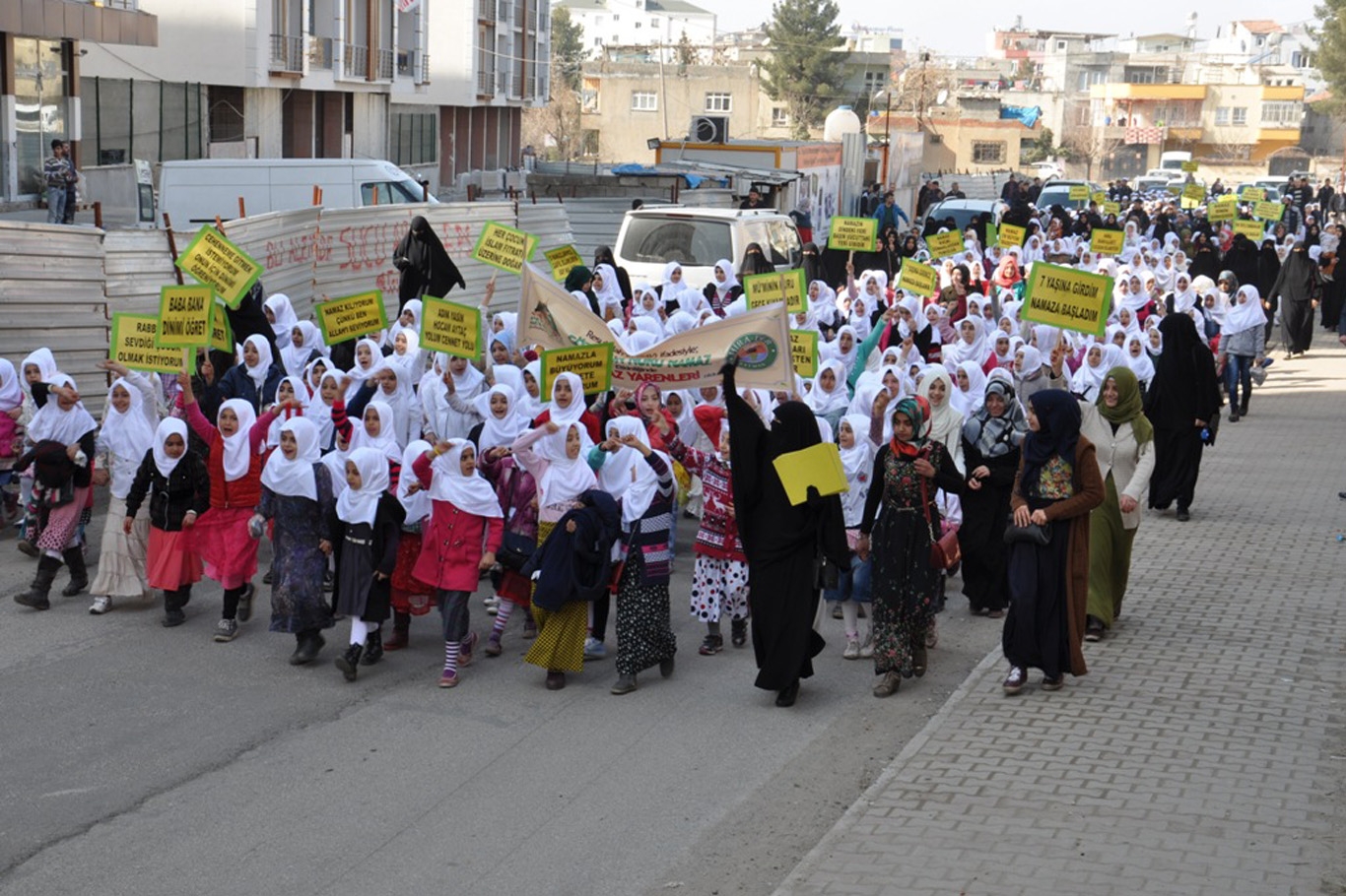 Yüzlerce çocuk namaz kılmayı öğrendi - 946