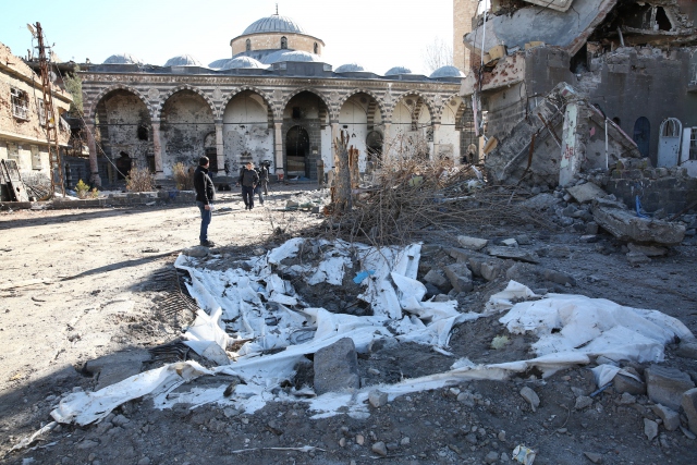 Sur'da tarihi camideki tahribat ortaya çıktı - 605