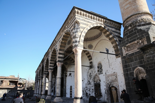 Sur'da tarihi camideki tahribat ortaya çıktı - 820