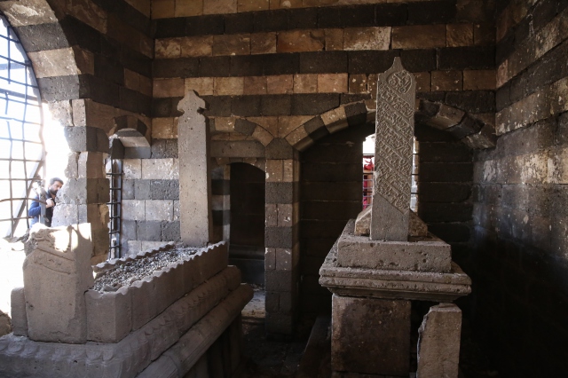 Sur'da tarihi camideki tahribat ortaya çıktı - 939