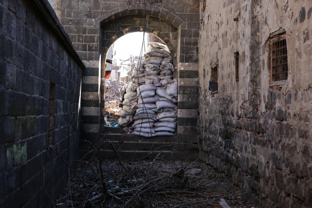 Sur'da tarihi camideki tahribat ortaya çıktı - 634