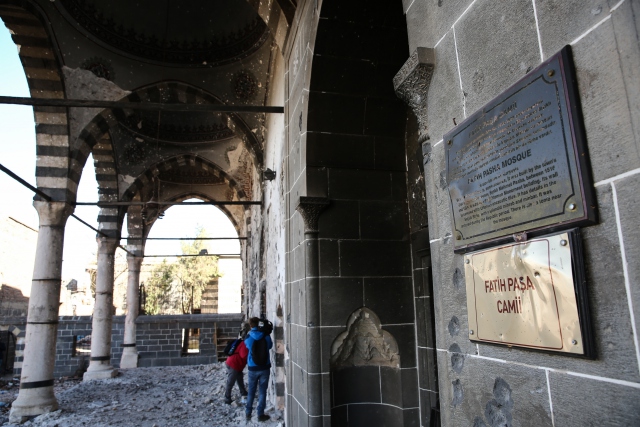 Sur'da tarihi camideki tahribat ortaya çıktı - 686