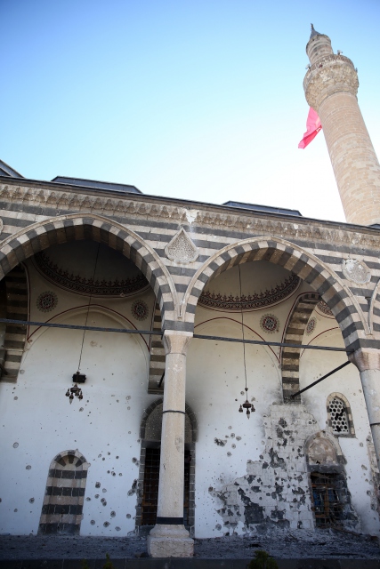 Sur'da tarihi camideki tahribat ortaya çıktı - 741