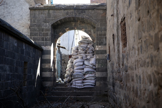 Sur'da tarihi camideki tahribat ortaya çıktı - 594
