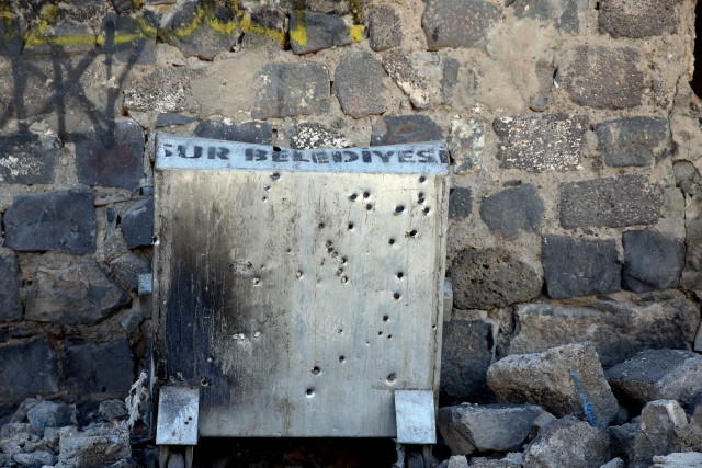 Sur'da tarihi camideki tahribat ortaya çıktı - 709