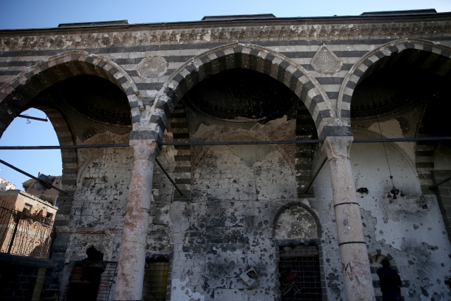 Sur'da tarihi camideki tahribat ortaya çıktı - 619