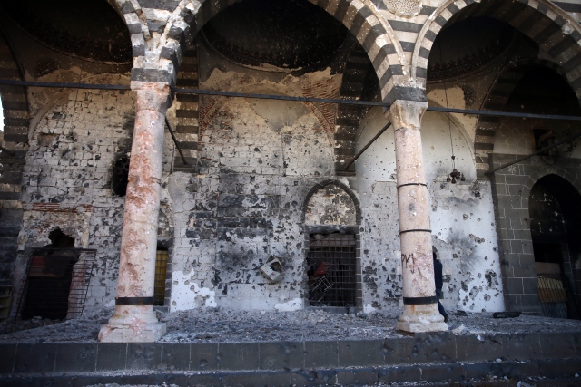 Sur'da tarihi camideki tahribat ortaya çıktı - 881
