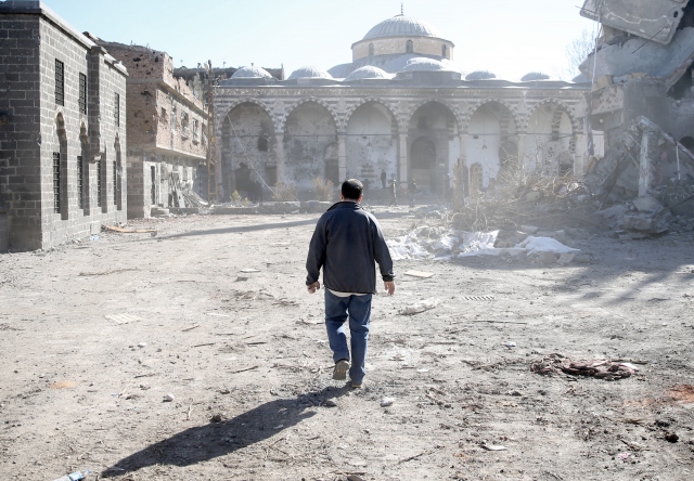 Sur'da tarihi camideki tahribat ortaya çıktı - 851