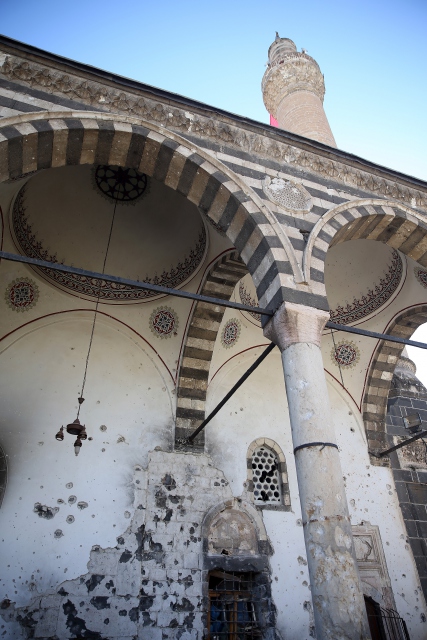 Sur'da tarihi camideki tahribat ortaya çıktı - 652