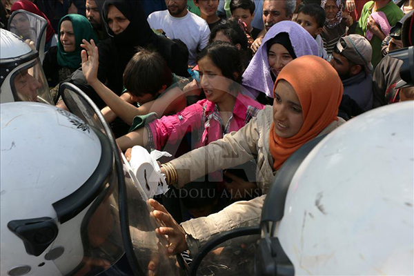 Mülteciler tel örgüleri yıkmaya çalıştı - 9