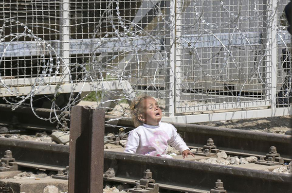 Mülteciler tel örgüleri yıkmaya çalıştı - 6