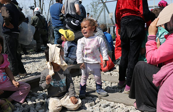 Mülteciler tel örgüleri yıkmaya çalıştı - 10