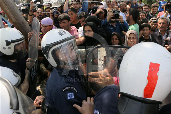 Mülteciler tel örgüleri yıkmaya çalıştı - 3