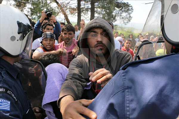 Mülteciler tel örgüleri yıkmaya çalıştı - 1