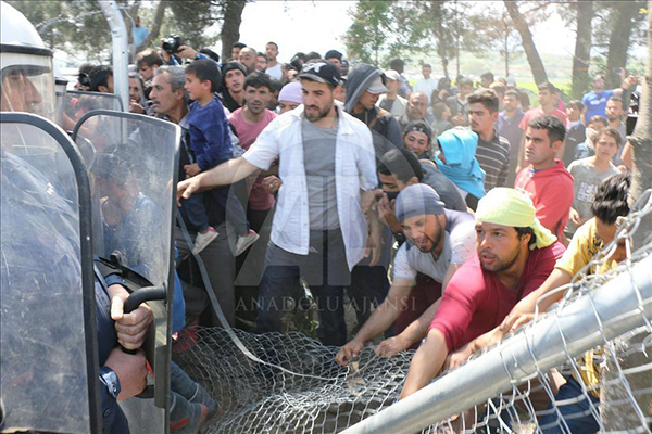 Mülteciler tel örgüleri yıkmaya çalıştı - 8