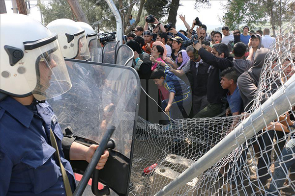 Mülteciler tel örgüleri yıkmaya çalıştı - 5