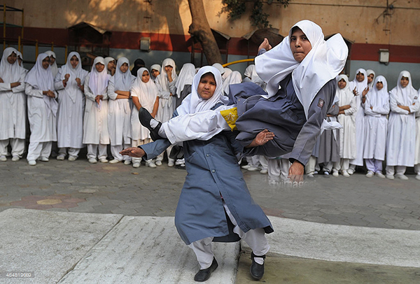 Müslüman kız öğrenciler dövüş sanatı öğreniyor - 10