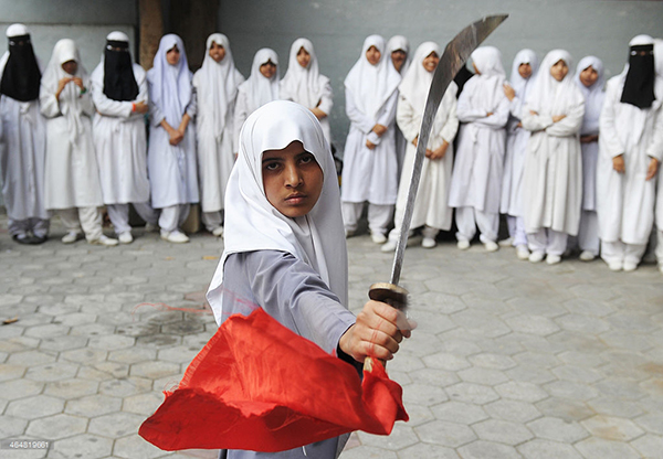 Müslüman kız öğrenciler dövüş sanatı öğreniyor - 5