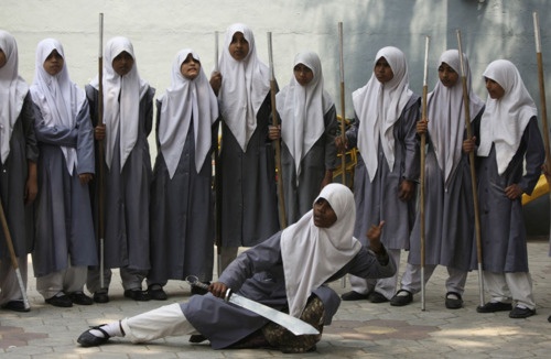 Müslüman kız öğrenciler dövüş sanatı öğreniyor - 6