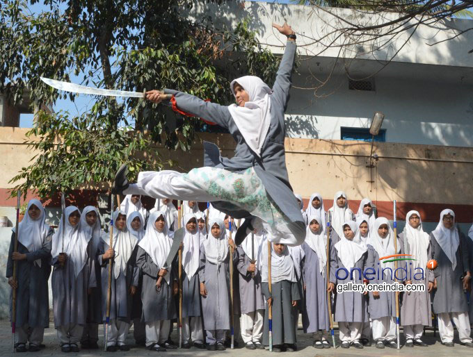 Müslüman kız öğrenciler dövüş sanatı öğreniyor - 8