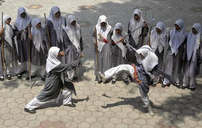 Müslüman kız öğrenciler dövüş sanatı öğreniyor - 2