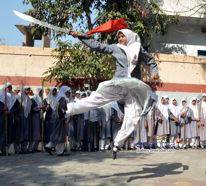 Müslüman kız öğrenciler dövüş sanatı öğreniyor - 9