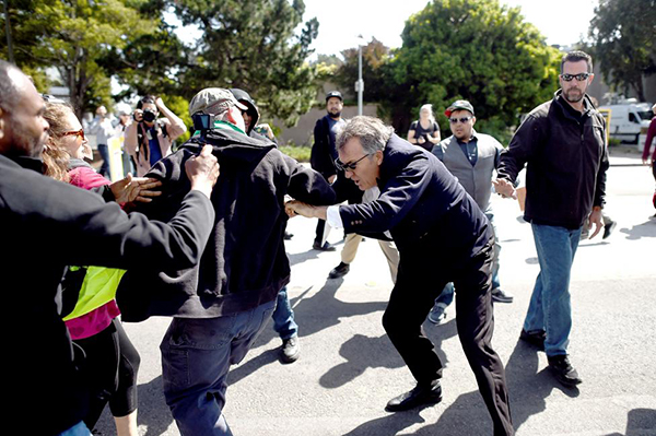 Donald Trump yine protesto edildi - 897