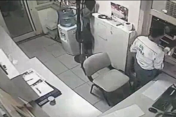 Eski Bakan Bayraktar güvenlik görevlisini dövdü - 555