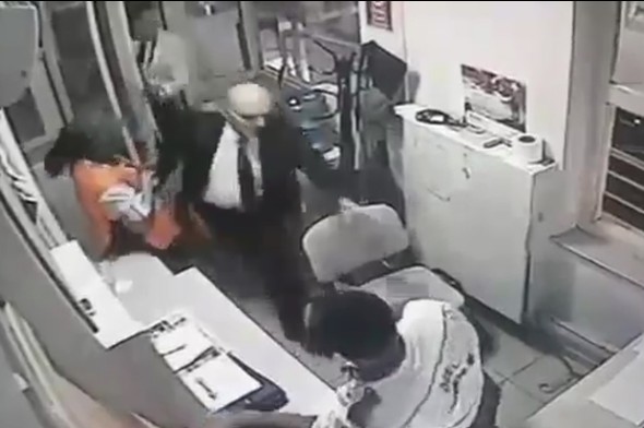 Eski Bakan Bayraktar güvenlik görevlisini dövdü - 674