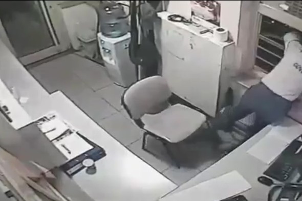 Eski Bakan Bayraktar güvenlik görevlisini dövdü - 875